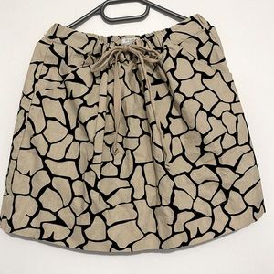 Sung short linen skirt with pockets.